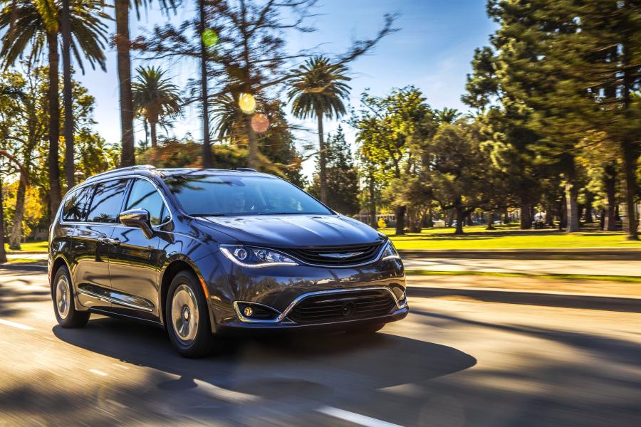  Chrysler Pacifica Hybrid Limited (RU) 2016 года  (фото 1 из 40)